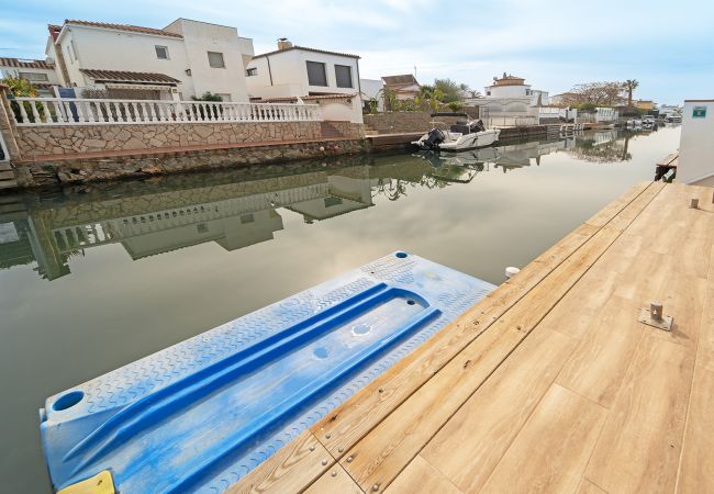 Villa en Empuriabrava - WELCS CASA 122 EMP con piscina y cerca del canal Villa en Empuriabrava - WELCS CASA 122 EMP con piscina y cerca del canal