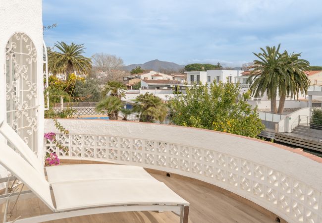 Villa en Empuriabrava - WELCS CASA 122 EMP con piscina y cerca del canal Villa en Empuriabrava - WELCS CASA 122 EMP con piscina y cerca del canal