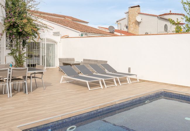 Villa en Empuriabrava - WELCS CASA 122 EMP con piscina y cerca del canal Villa en Empuriabrava - WELCS CASA 122 EMP con piscina y cerca del canal