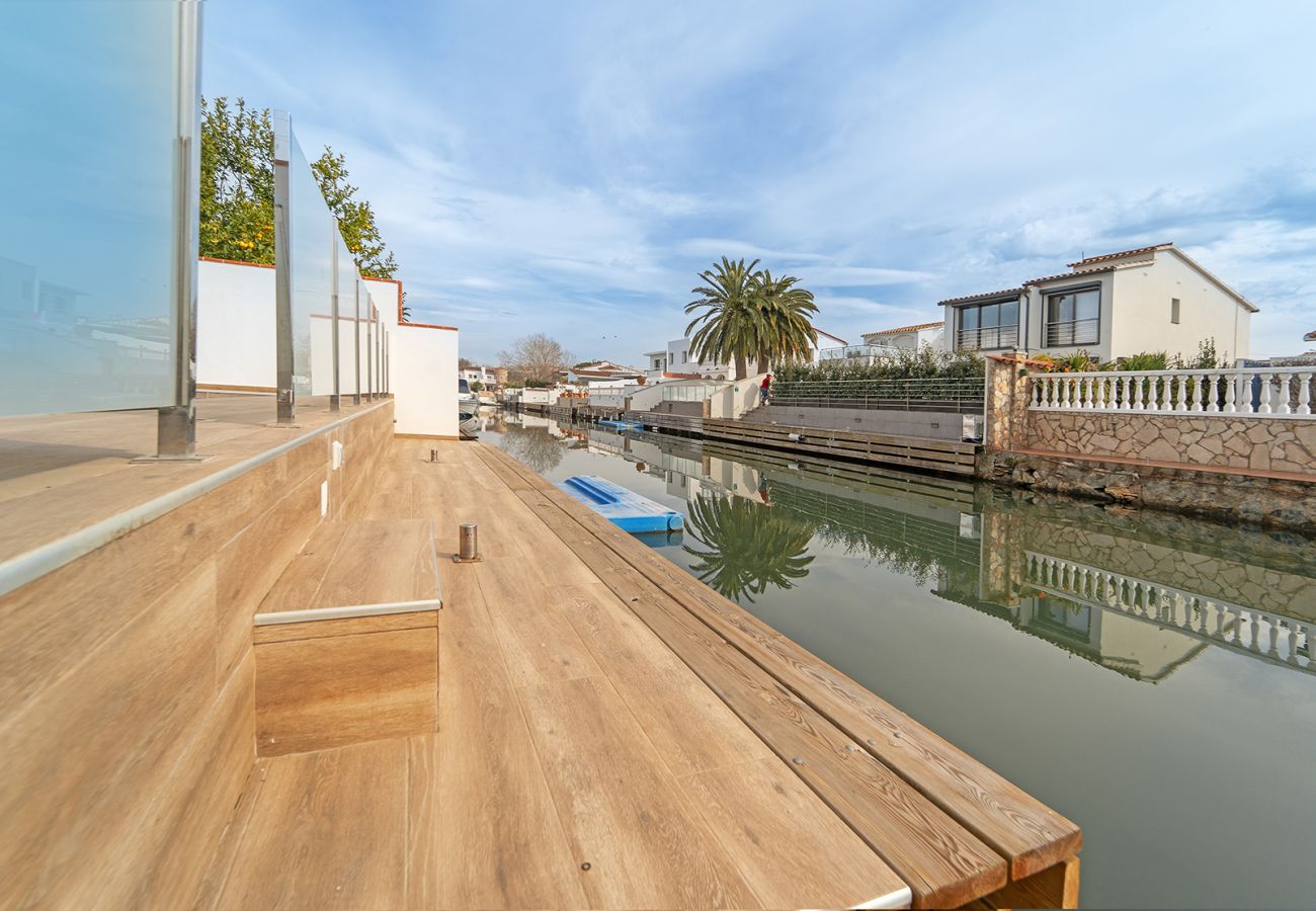 Villa en Empuriabrava - WELCS CASA 122 EMP con piscina y cerca del canal Villa en Empuriabrava - WELCS CASA 122 EMP con piscina y cerca del canal