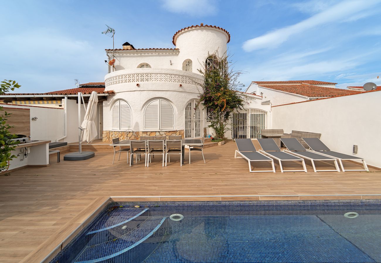 Villa en Empuriabrava - WELCS CASA 122 EMP con piscina y cerca del canal Villa en Empuriabrava - WELCS CASA 122 EMP con piscina y cerca del canal