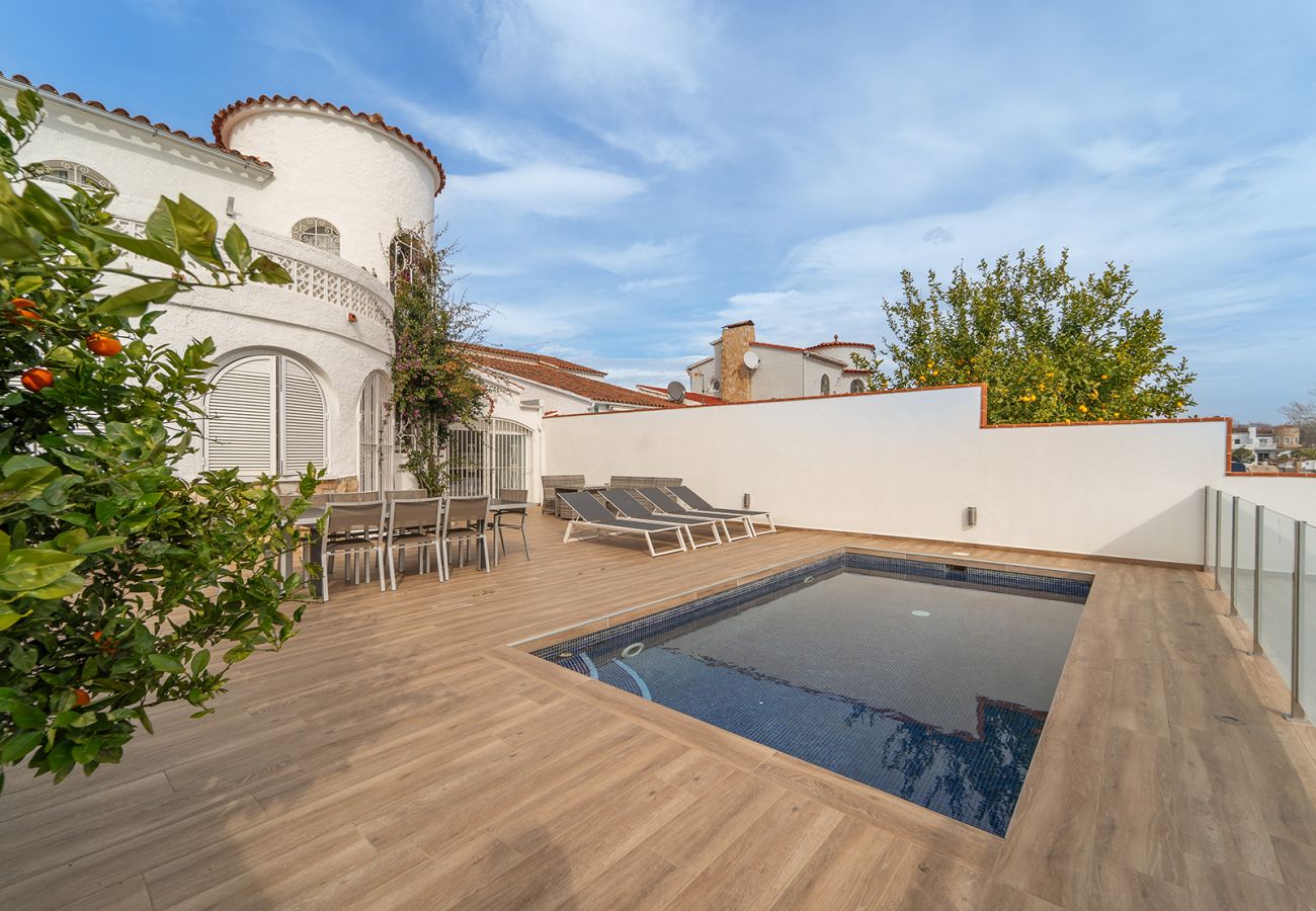 Villa en Empuriabrava - WELCS CASA 122 EMP con piscina y cerca del canal Villa en Empuriabrava - WELCS CASA 122 EMP con piscina y cerca del canal