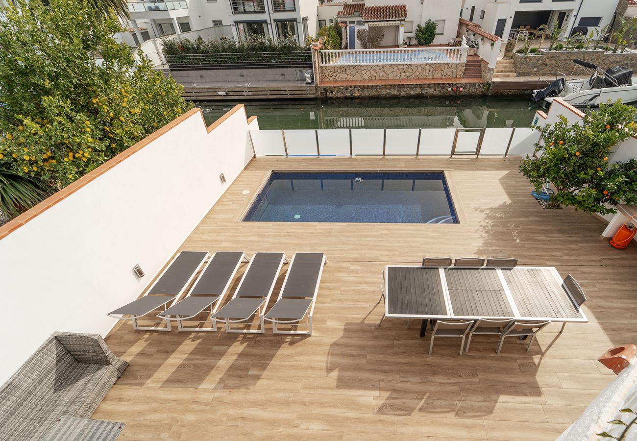 Villa en Empuriabrava - WELCS CASA 122 EMP con piscina y cerca del canal Villa en Empuriabrava - WELCS CASA 122 EMP con piscina y cerca del canal