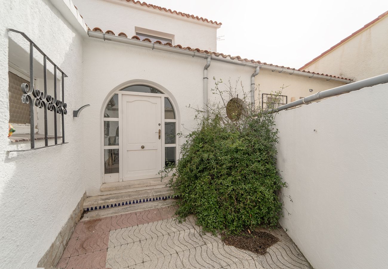 Villa en Empuriabrava - WELCS CASA 122 EMP con piscina y cerca del canal Villa en Empuriabrava - WELCS CASA 122 EMP con piscina y cerca del canal