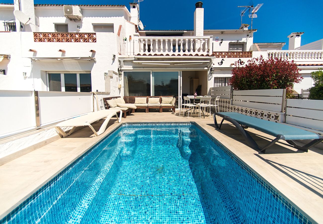 Villa en Empuriabrava - WELCS CASA  240 EMP con piscina y vista al canal