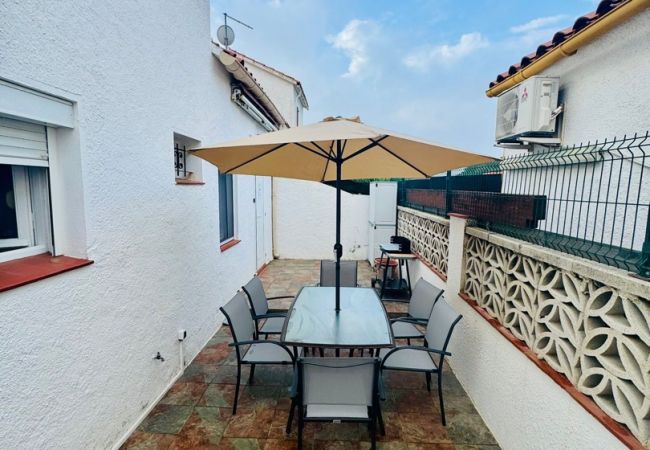 Casa adossada en Rosas / Roses - WELCS Casa adosada 235 EMP con terraza Casa adossada en Rosas / Roses - WELCS Casa adosada 235 EMP con terraza