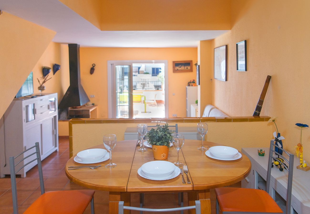 Ferienhaus in Empuriabrava - WELCS CASA ADOSADA 241 EMP con terraza al canal