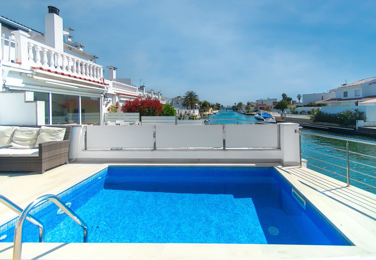 Villa in Empuriabrava - WELCS CASA 242 EMP con piscina y vista al canal