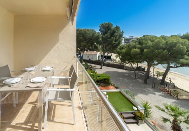Ferienwohnung in Rosas / Roses - WELCS APTO 354 MADRAGUE primera linea de mar