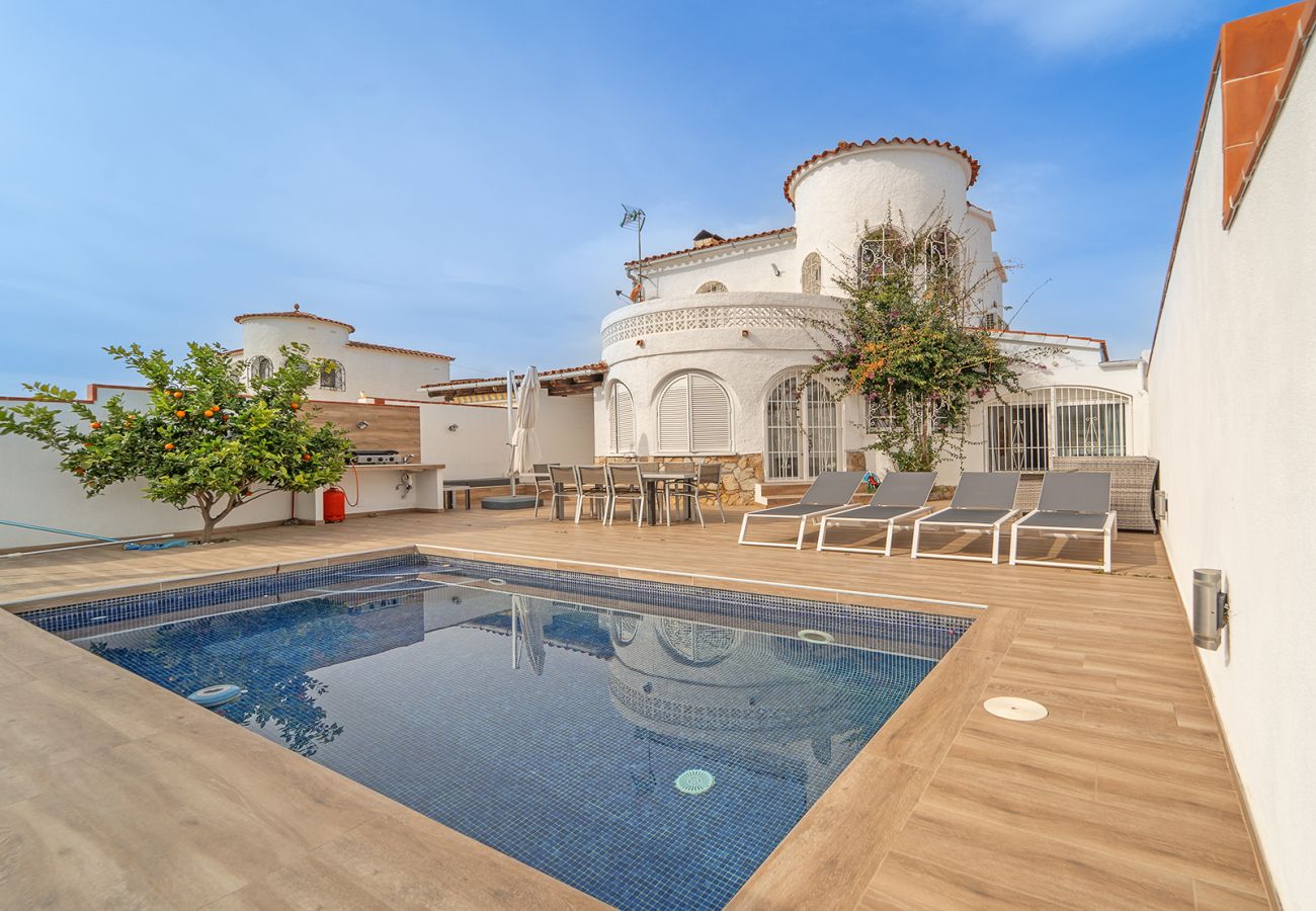 Villa in Empuriabrava - WELCS CASA 122 EMP con piscina y cerca del canal Villa in Empuriabrava - WELCS CASA 122 EMP con piscina y cerca del canal