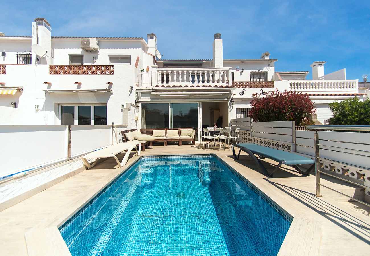 Villa in Empuriabrava - WELCS CASA  240 EMP con piscina y vista al canal