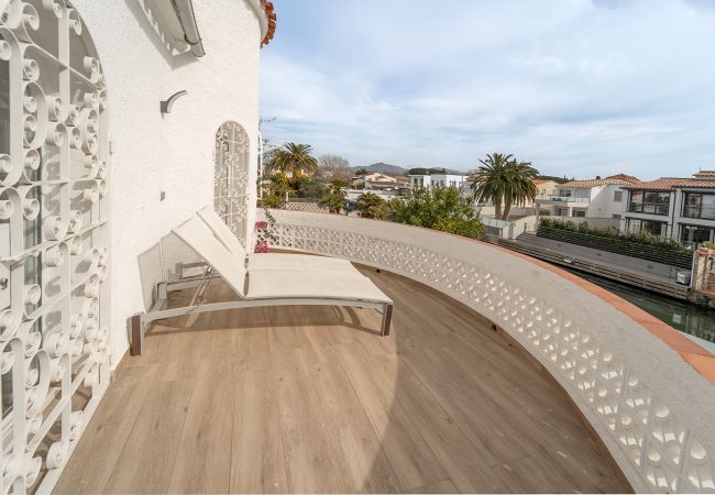 Villa em Empuriabrava - WELCS CASA 122 EMP con piscina y cerca del canal Villa em Empuriabrava - WELCS CASA 122 EMP con piscina y cerca del canal