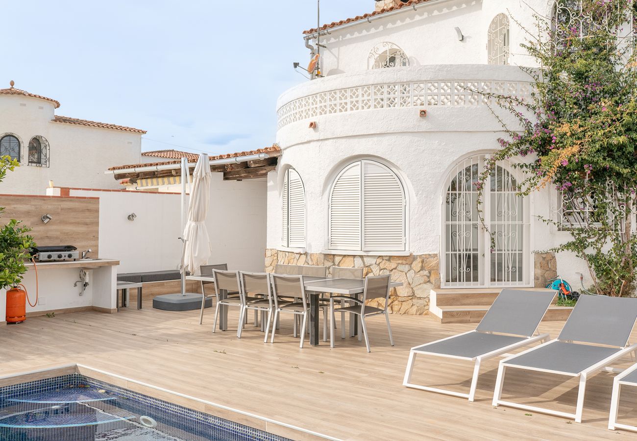 Villa em Empuriabrava - WELCS CASA 122 EMP con piscina y cerca del canal Villa em Empuriabrava - WELCS CASA 122 EMP con piscina y cerca del canal