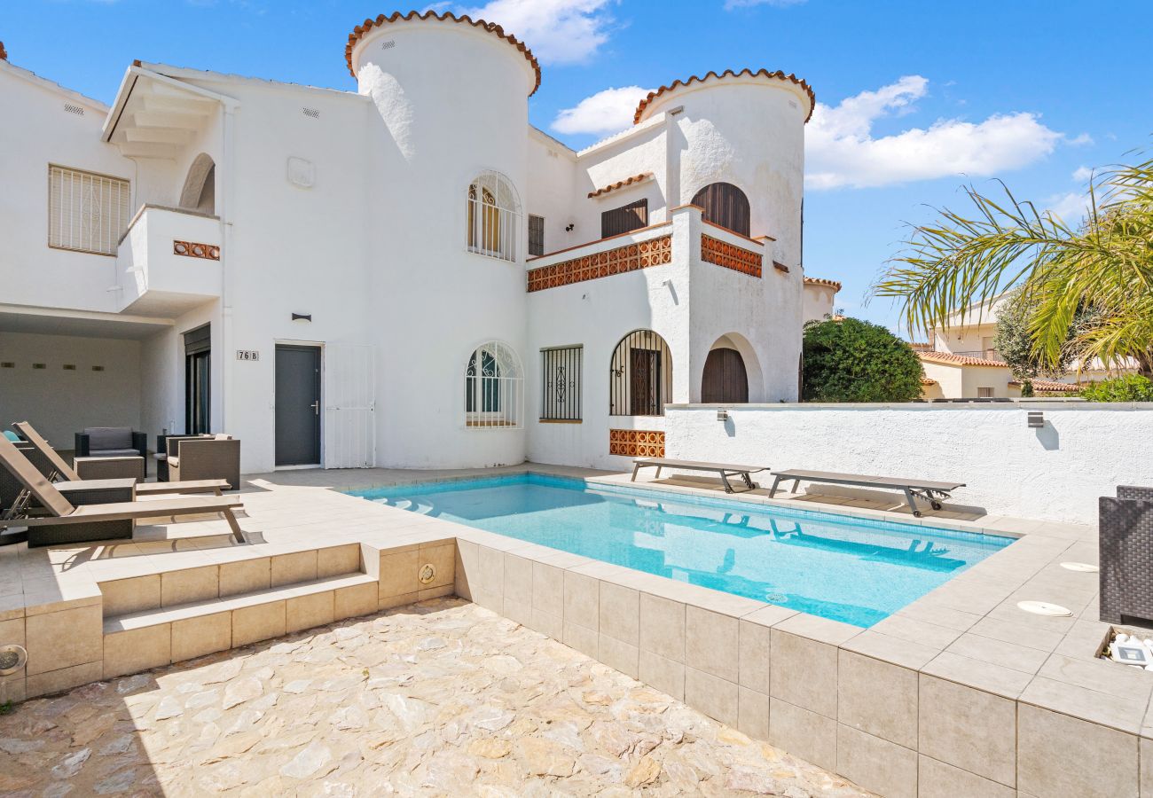 Вилла на Эмпуриабра / Empuriabrava - WELCS VILLA 022 EMP La Morgana con piscina priva