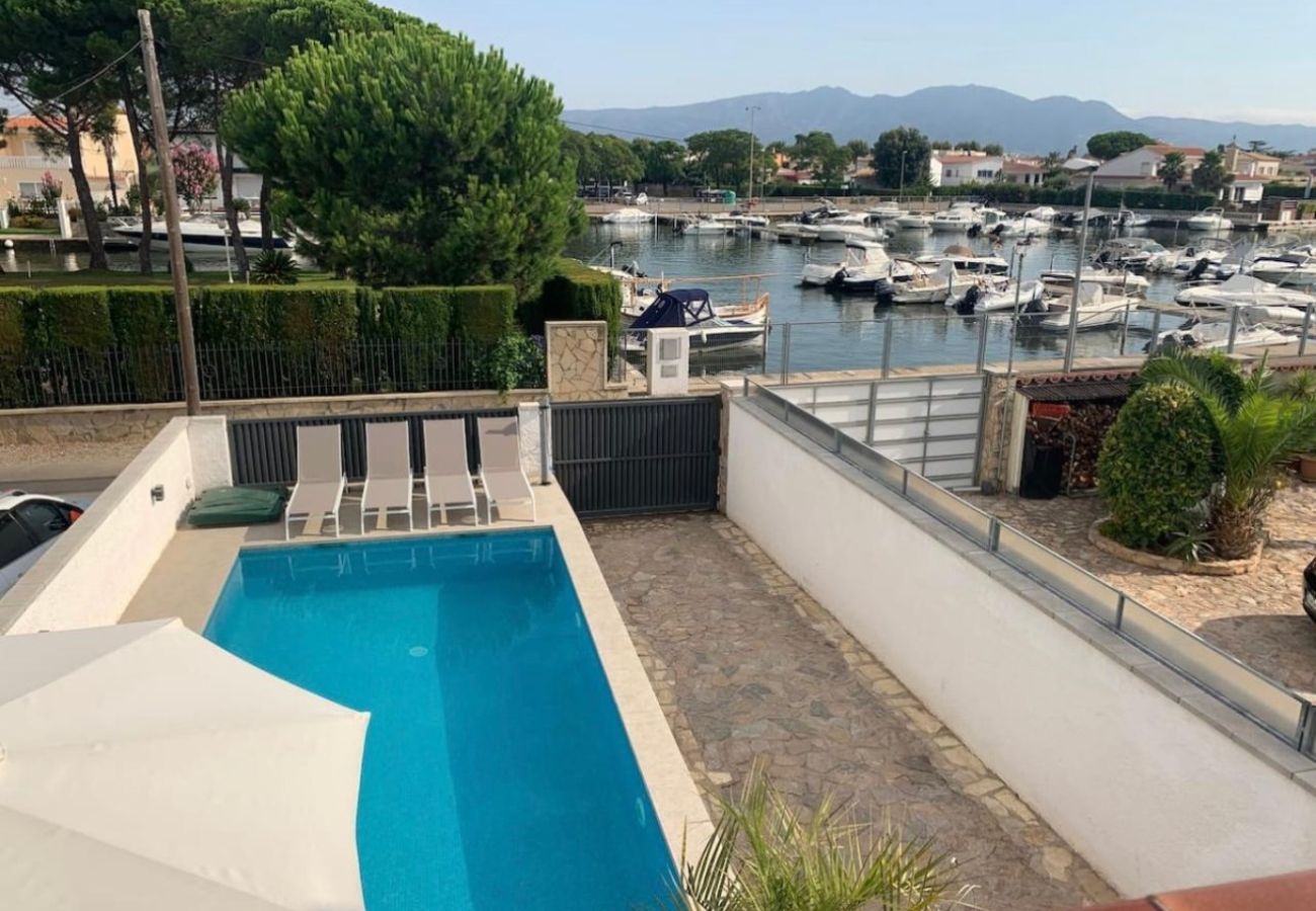 Вилла на Эмпуриабра / Empuriabrava - WELCS VILLA 021 EMP CaZa con piscina privada