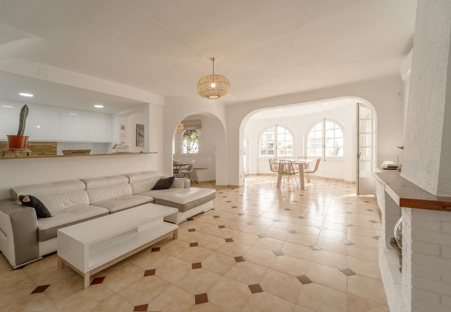 Вилла на Эмпуриабра / Empuriabrava - WELCS CASA 122 EMP con piscina y cerca del canal Вилла на Эмпуриабра / Empuriabrava - WELCS CASA 122 EMP con piscina y cerca del canal