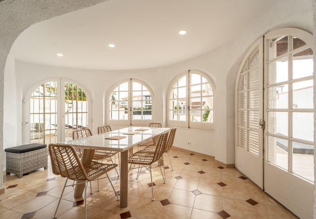 Вилла на Эмпуриабра / Empuriabrava - WELCS CASA 122 EMP con piscina y cerca del canal Вилла на Эмпуриабра / Empuriabrava - WELCS CASA 122 EMP con piscina y cerca del canal