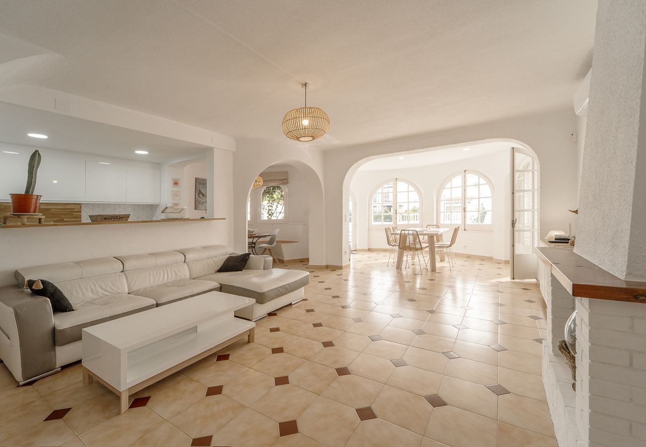 Вилла на Эмпуриабра / Empuriabrava - WELCS CASA 122 EMP con piscina y cerca del canal Вилла на Эмпуриабра / Empuriabrava - WELCS CASA 122 EMP con piscina y cerca del canal