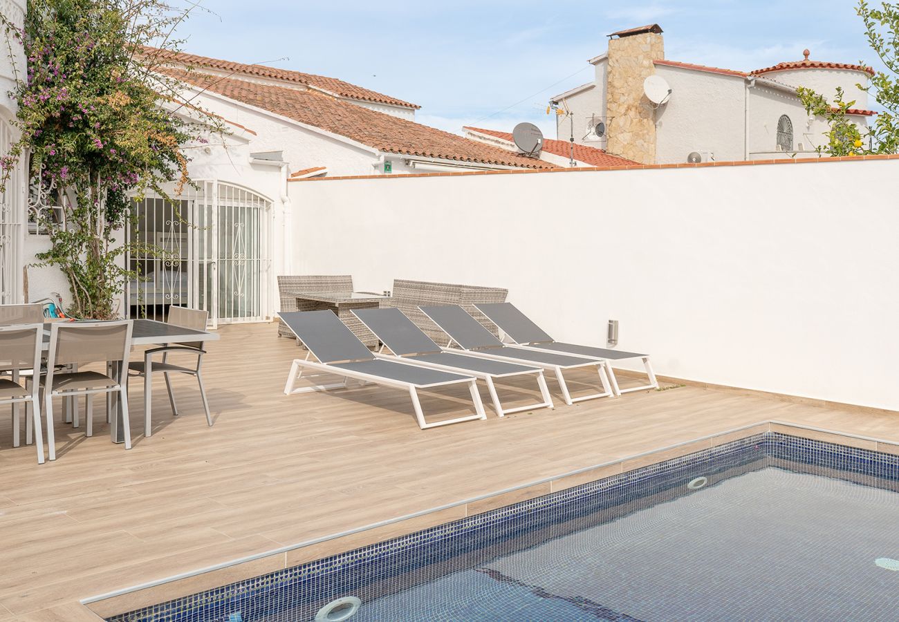 Вилла на Эмпуриабра / Empuriabrava - WELCS CASA 122 EMP con piscina y cerca del canal Вилла на Эмпуриабра / Empuriabrava - WELCS CASA 122 EMP con piscina y cerca del canal