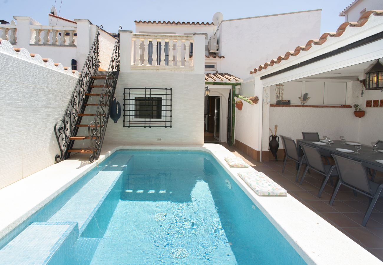 Вилла на Эмпуриабра / Empuriabrava - WELCS CASA 357 EMP con piscina privada