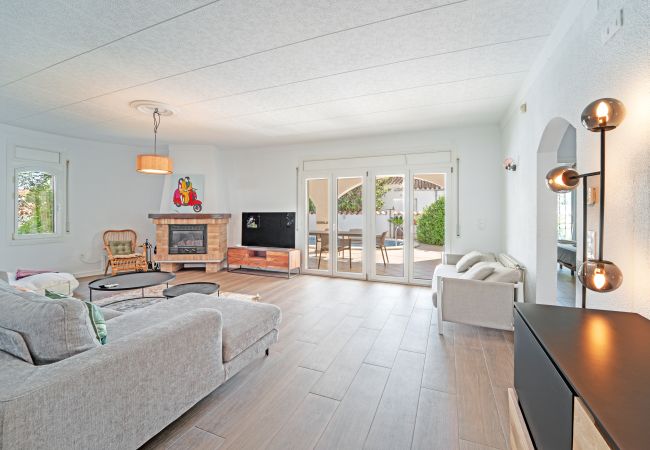 Вилла на Эмпуриабра / Empuriabrava - WELCS CASA 168 EMP con piscina privada Вилла на Эмпуриабра / Empuriabrava - WELCS CASA 168 EMP con piscina privada