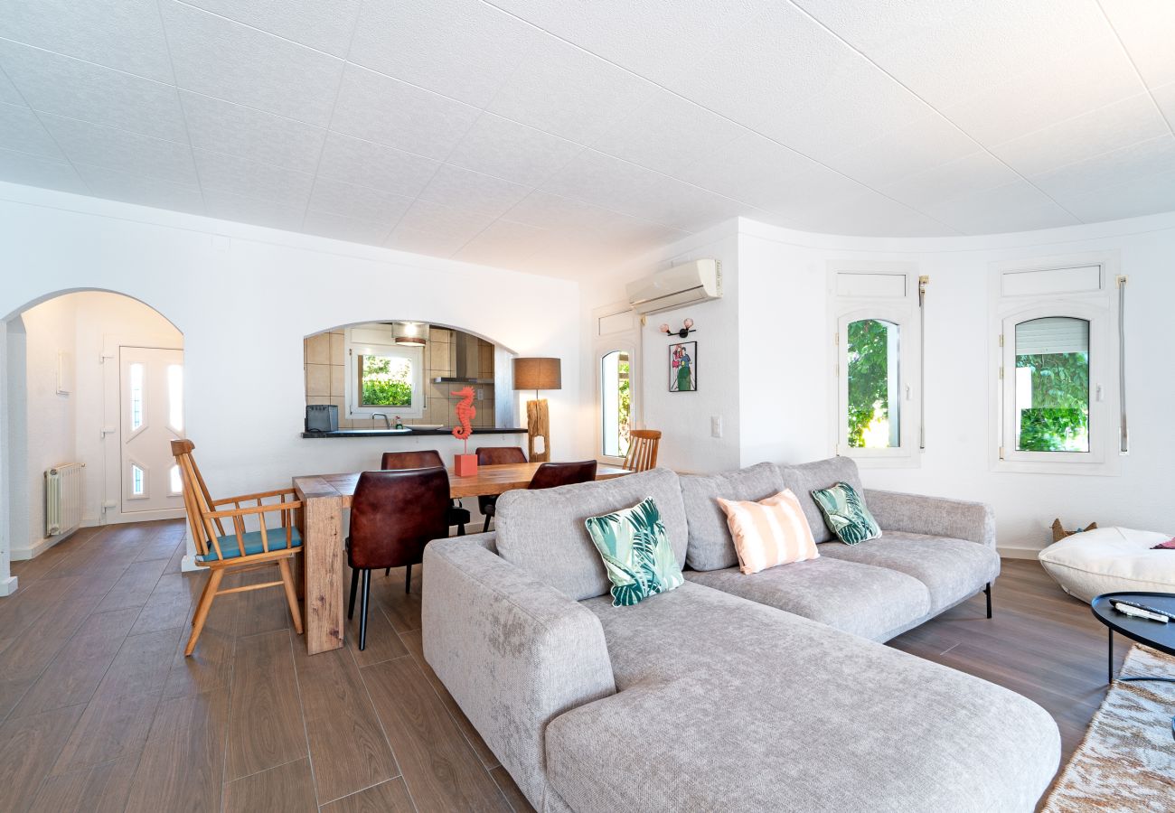 Вилла на Эмпуриабра / Empuriabrava - WELCS CASA 168 EMP con piscina privada Вилла на Эмпуриабра / Empuriabrava - WELCS CASA 168 EMP con piscina privada