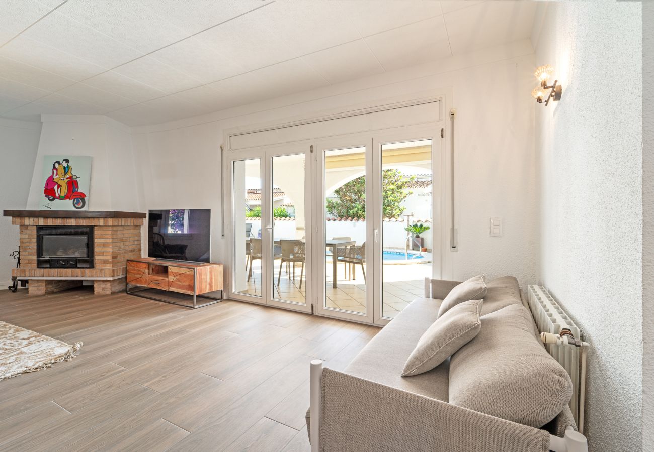 Вилла на Эмпуриабра / Empuriabrava - WELCS CASA 168 EMP con piscina privada Вилла на Эмпуриабра / Empuriabrava - WELCS CASA 168 EMP con piscina privada