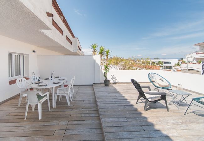 Апартаменты на Эмпуриабра / Empuriabrava - WELCS APARTAMENTO 234 EMP con una gran terraza Апартаменты на Эмпуриабра / Empuriabrava - WELCS APARTAMENTO 234 EMP con una gran terraza