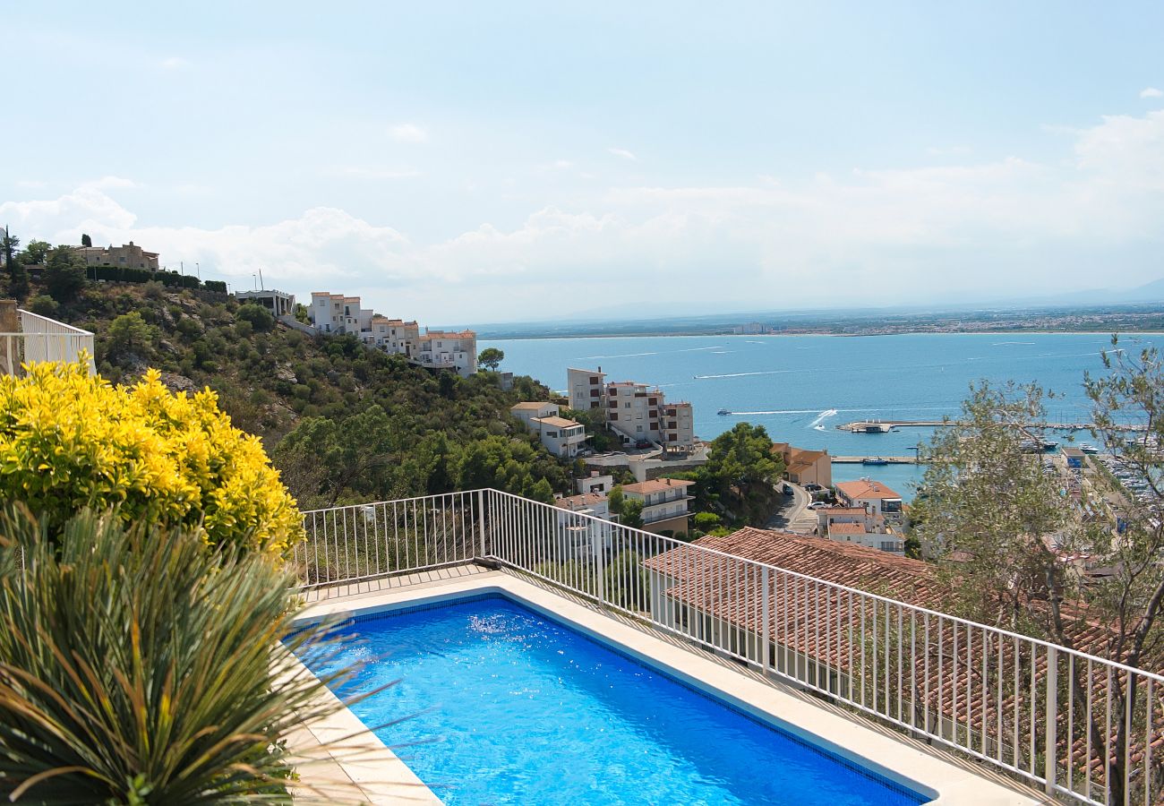 Вилла на Росас / Rosas - WELCS VILLA 280 EMP en una piscina panorámica