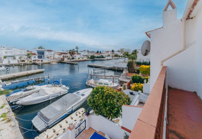 Таунхаус на Эмпуриабра / Empuriabrava - WELCS CASA ADOSADA 338 EMP con terraza y parking